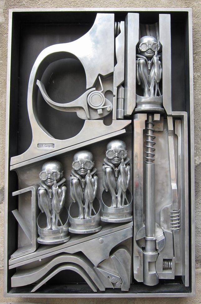 Escultura Birth Machine de H.R. Giger, en Gruyères: una pistola gigante de la que salen bebés dentro de balas
