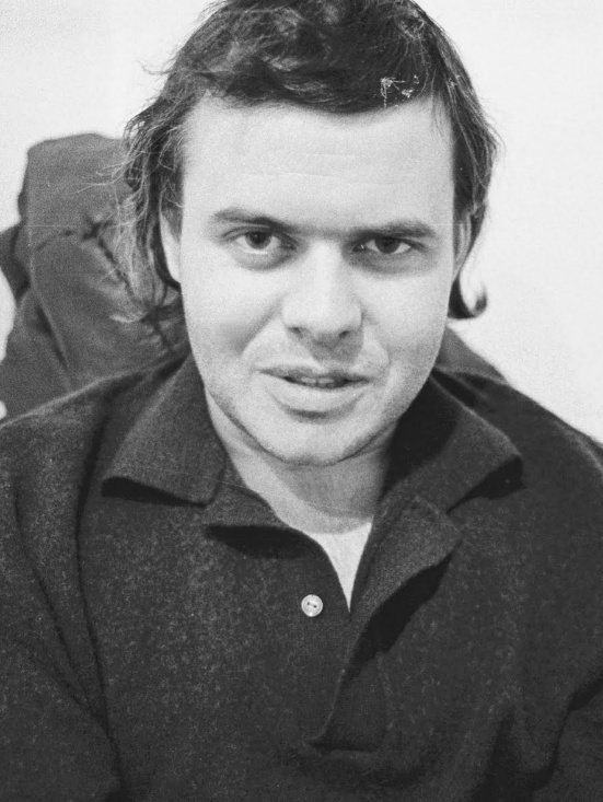 Retrato de H.R. Giger de joven, en blanco y negro