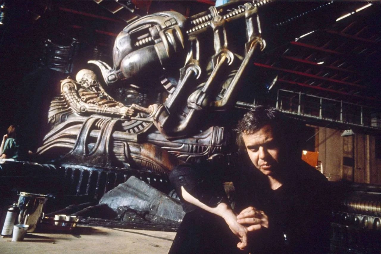 H.R. Giger en el plató de Alien, delante del decorado del Space Jockey