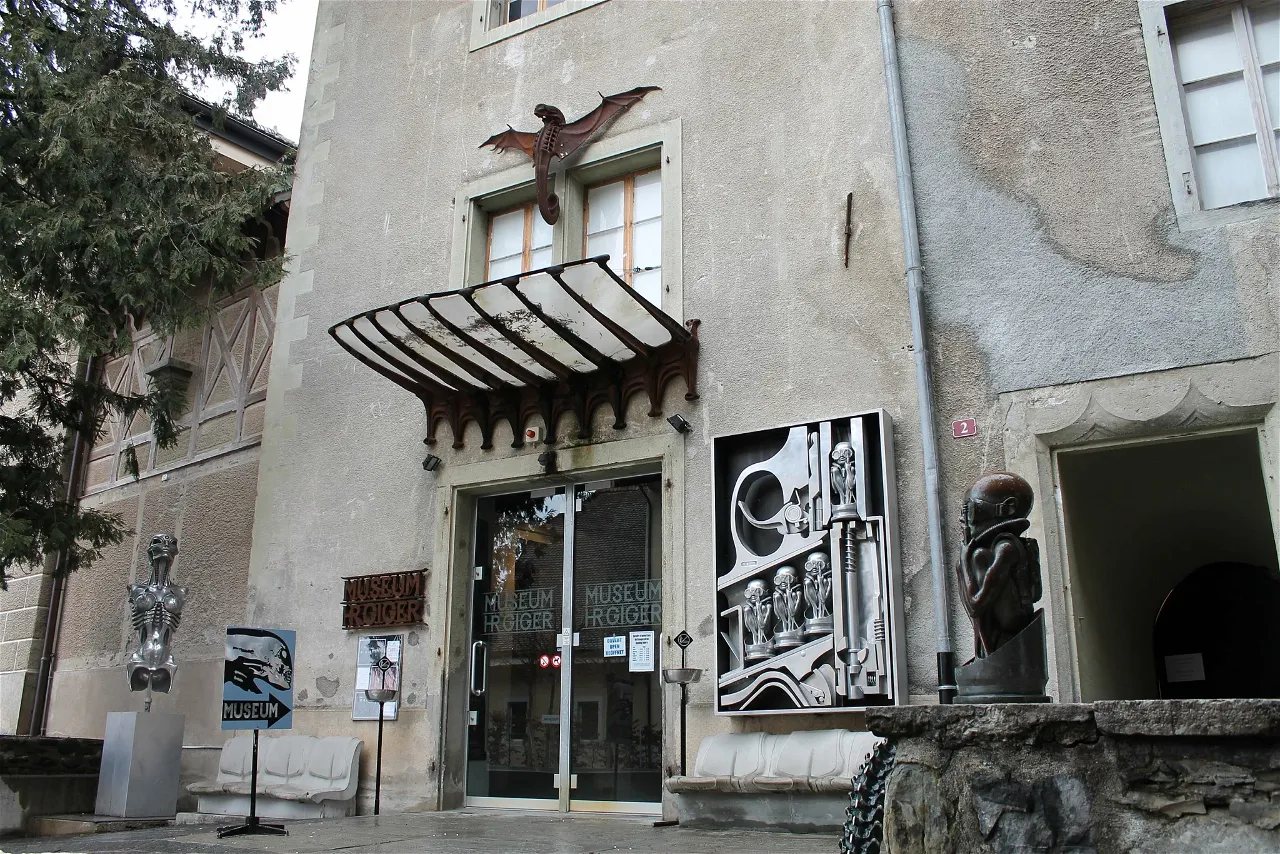 Entrada del Museo H.R. Giger en el Château St. Germain de Gruyères, Suiza