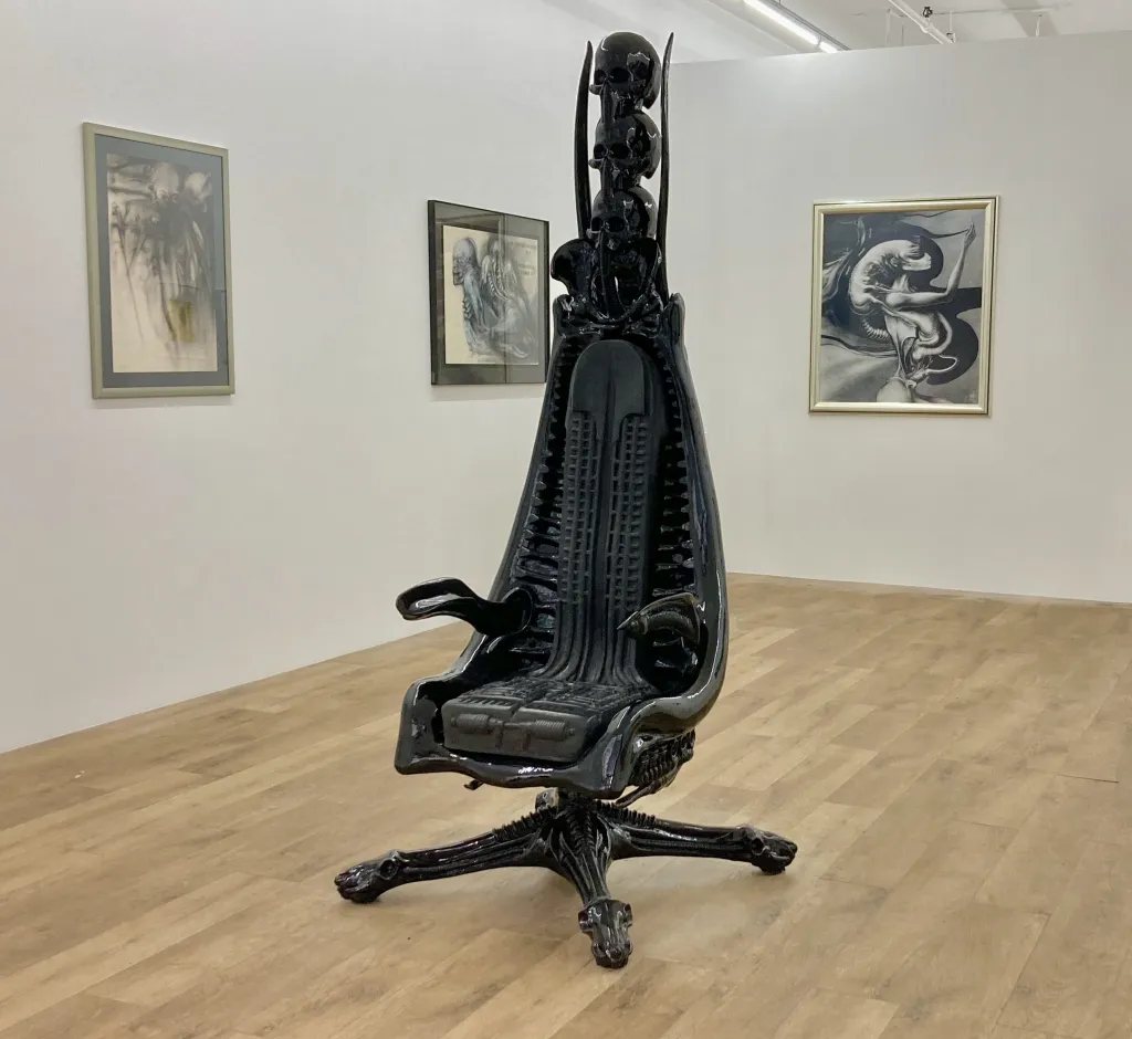 La silla Harkonnen Capo, diseñada por Giger para la Dune de Jodorowsky, expuesta en una galería