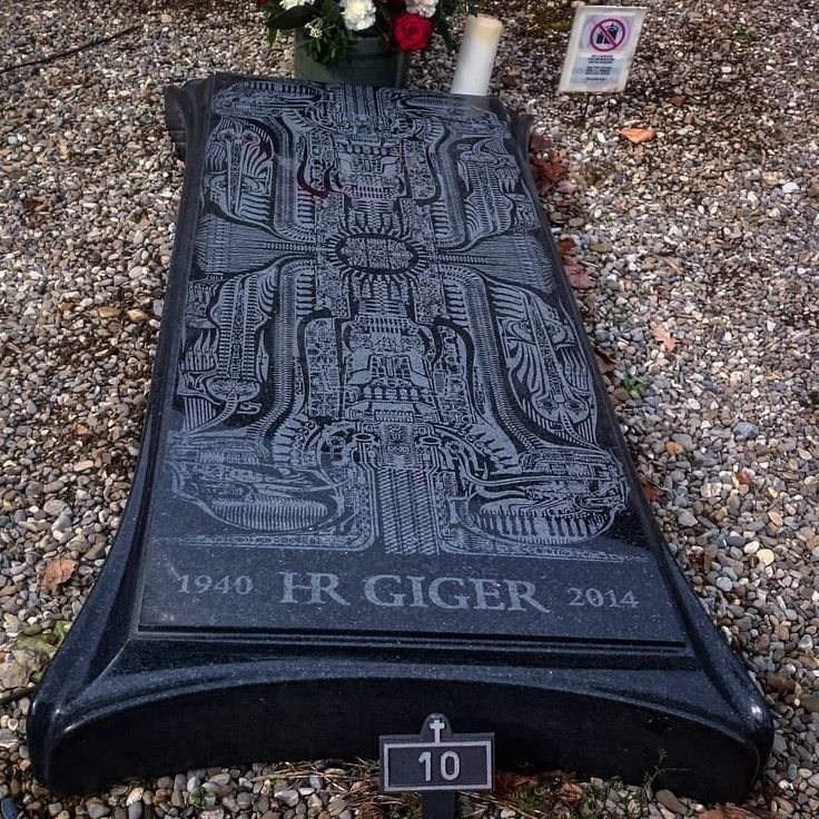 Tumba de H.R. Giger en el cementerio de Gruyères, con una lápida grabada con un diseño biomecánico suyo