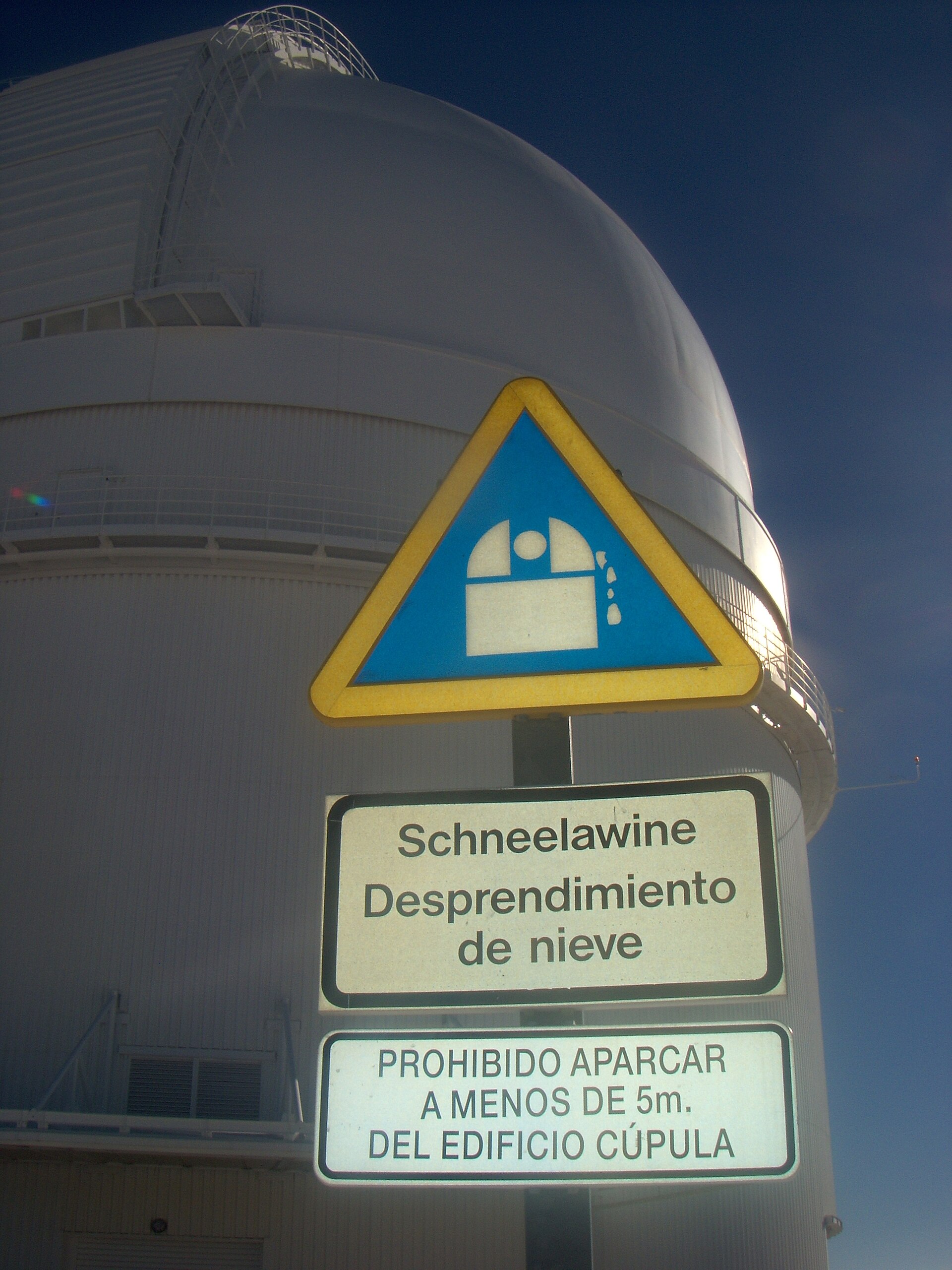 Cúpula del Observatorio de Calar Alto, en Almería, con señalización en español y alemán