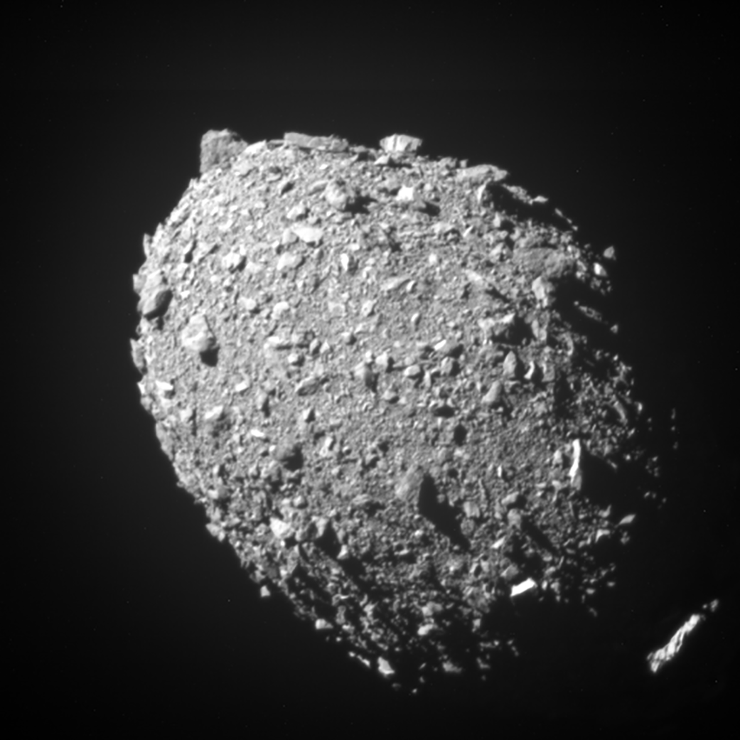 Última imagen completa del asteroide Dimorphos tomada por la sonda DART segundos antes del impacto