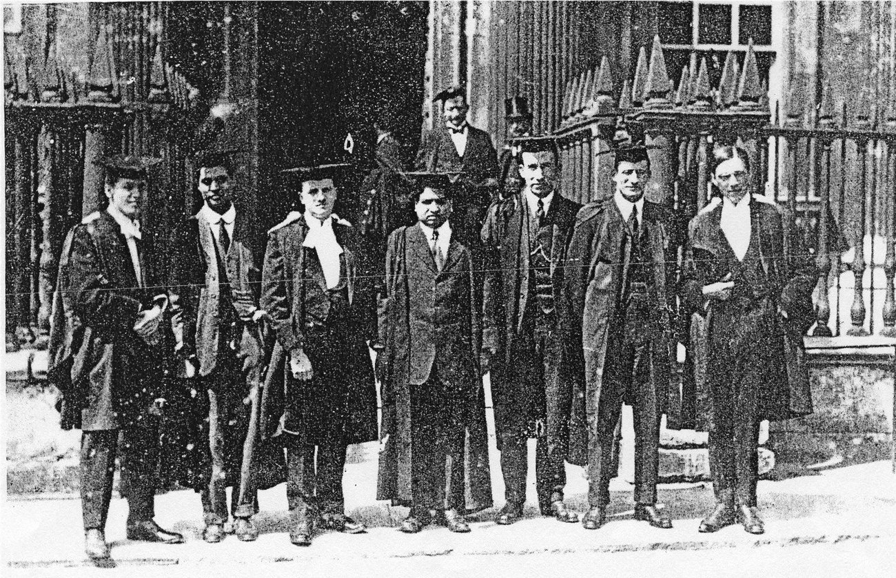 Ramanujan, en el centro, con un grupo de graduados en Cambridge