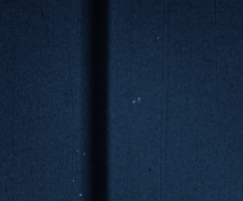 Fotograma de la película de Tremonton de 1952: puntos claros sobre un cielo azul