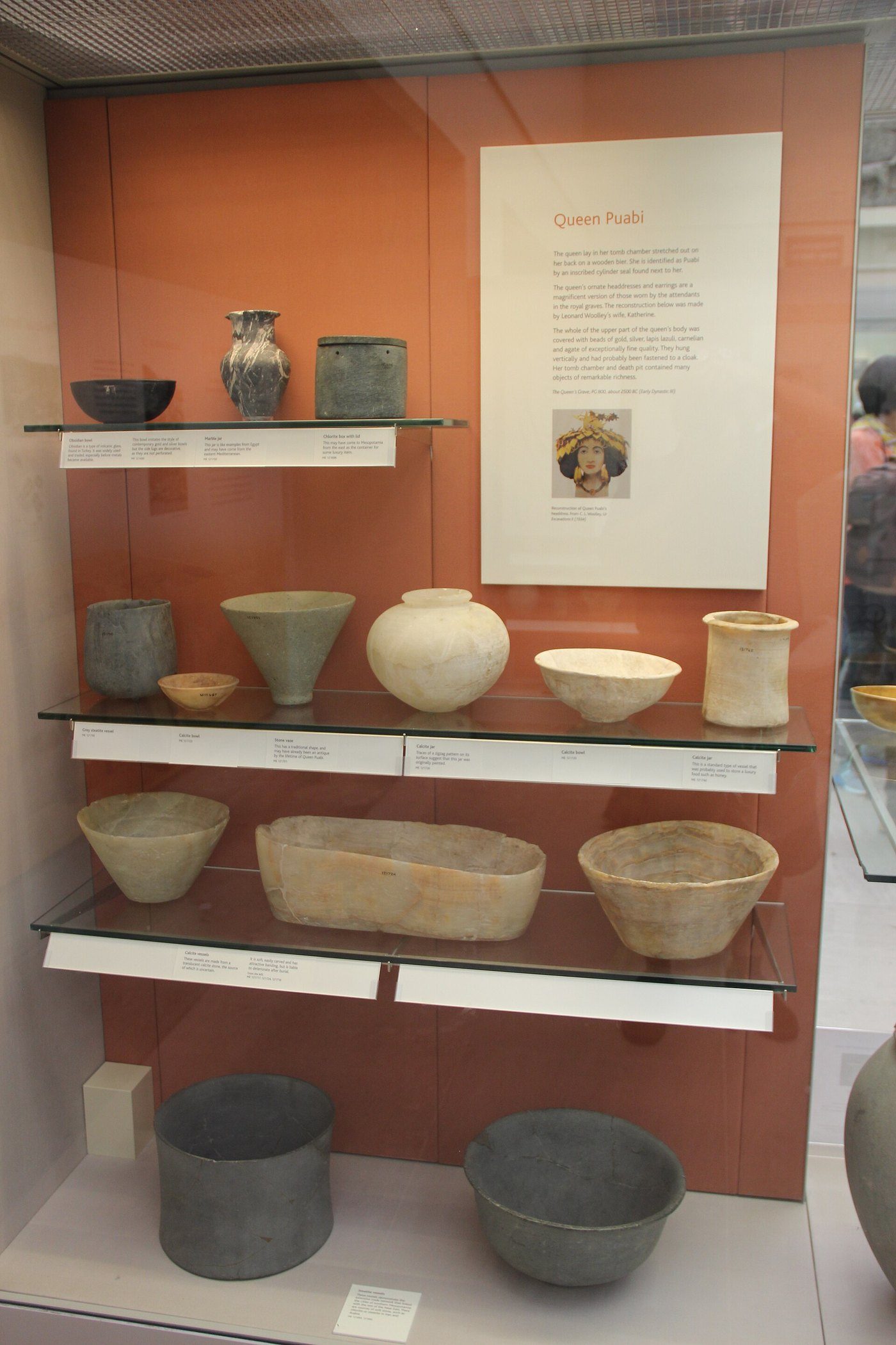 Objetos de la tumba de la reina Puabi en el Museo Británico