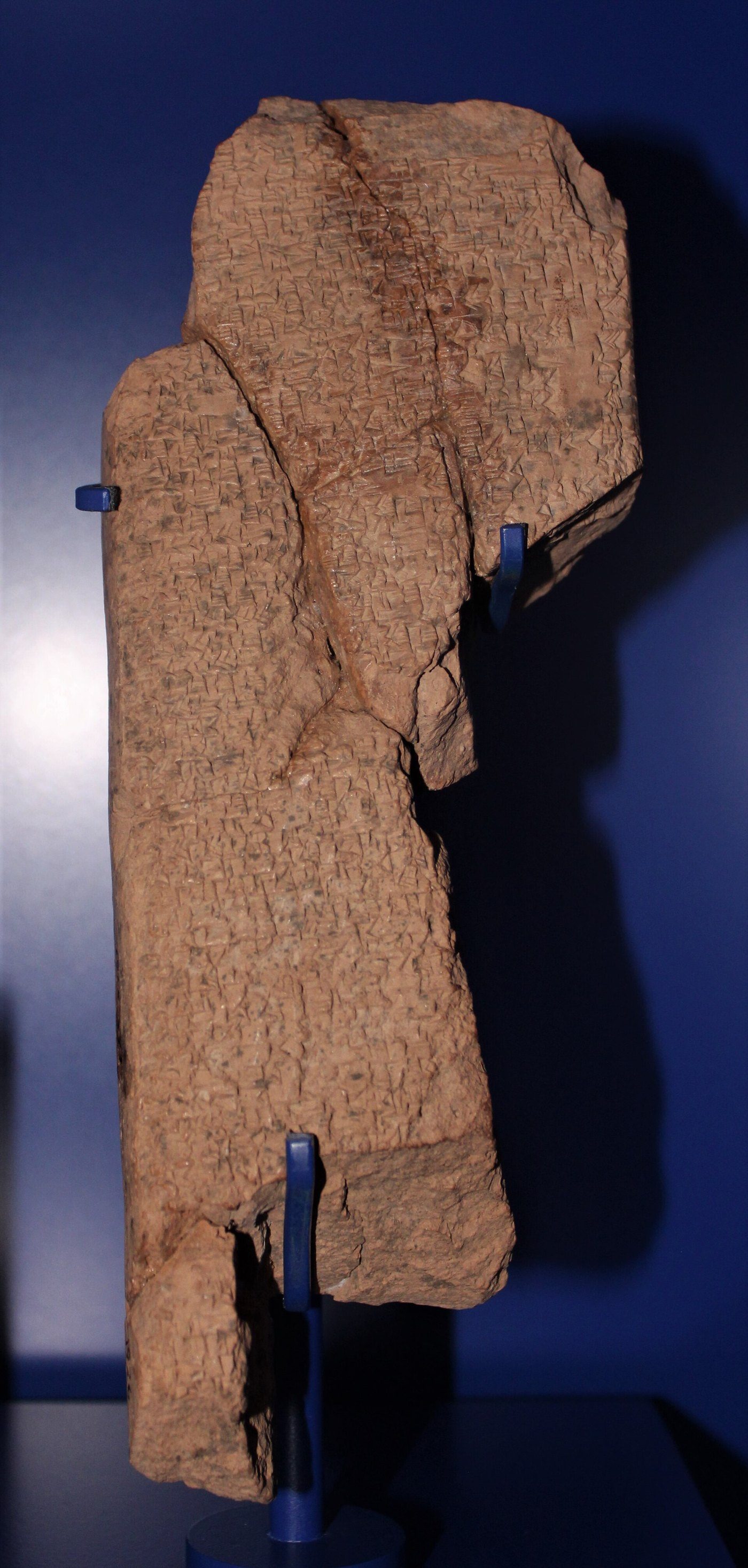 Tablilla cuneiforme del Enuma Elish en el Ashmolean Museum