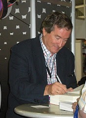J.J. Benítez firmando ejemplares de sus libros